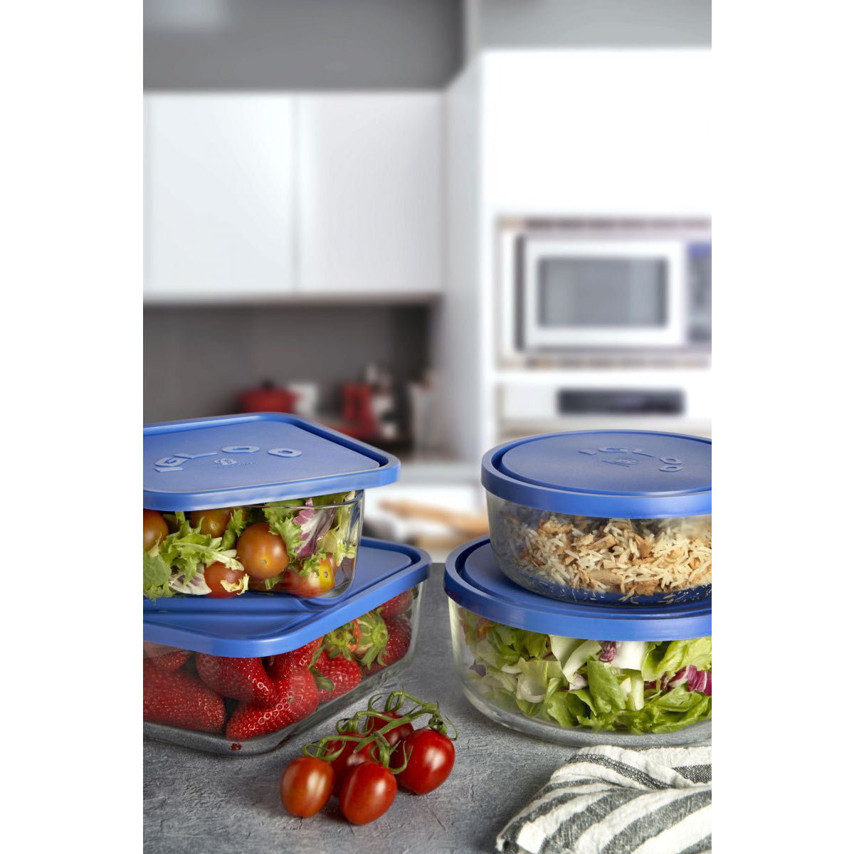Borgonovo Igloo 2.3L rectangular glass container with blue lid, showing greens, strawberries, rice