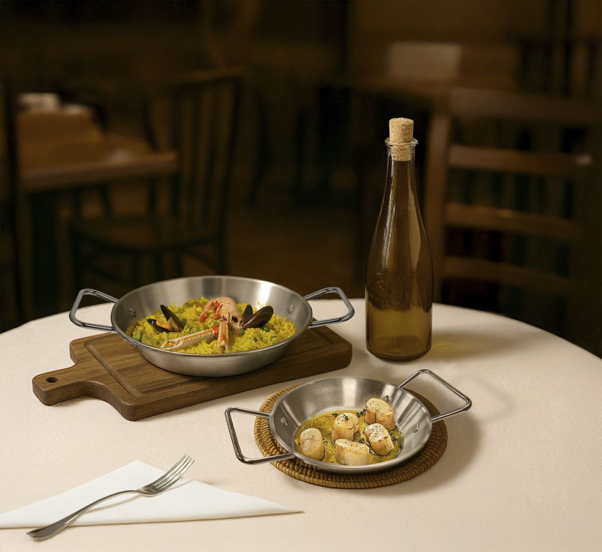 Stainless steel 17cm My Bar paella pan with handles on wooden board