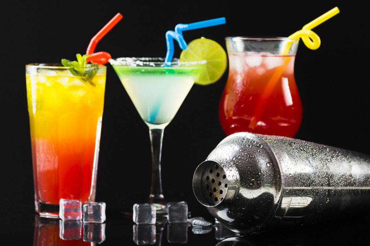 Vibrant cocktails with shaker and ice cubes in front of Stainless Steel Cocktail Shaker 550ml My Bar Gourmet