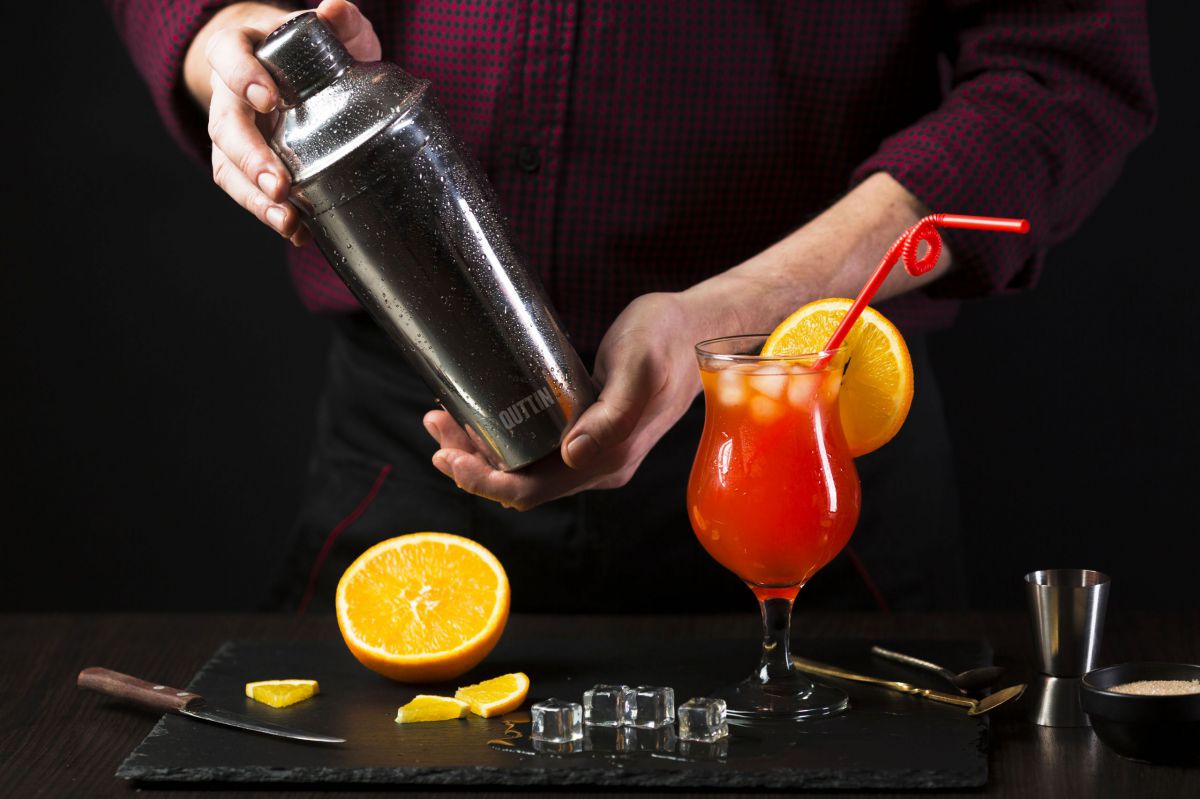 Bartender holding a stainless steel cocktail shaker for Quttin Bar 750ml product